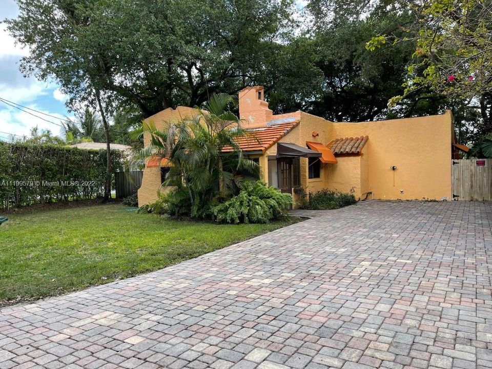 Recently Rented: $2,600 (3 beds, 2 baths, 1405 Square Feet)