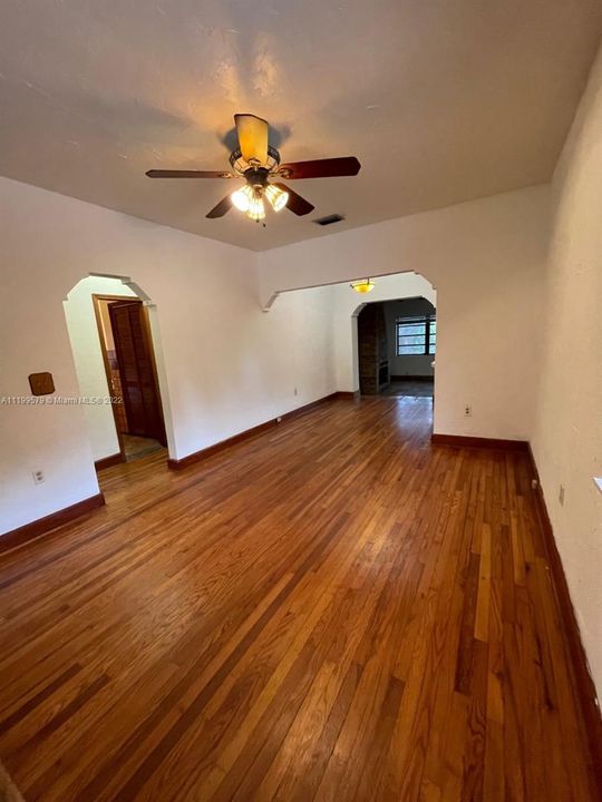 Recently Rented: $2,600 (3 beds, 2 baths, 1405 Square Feet)