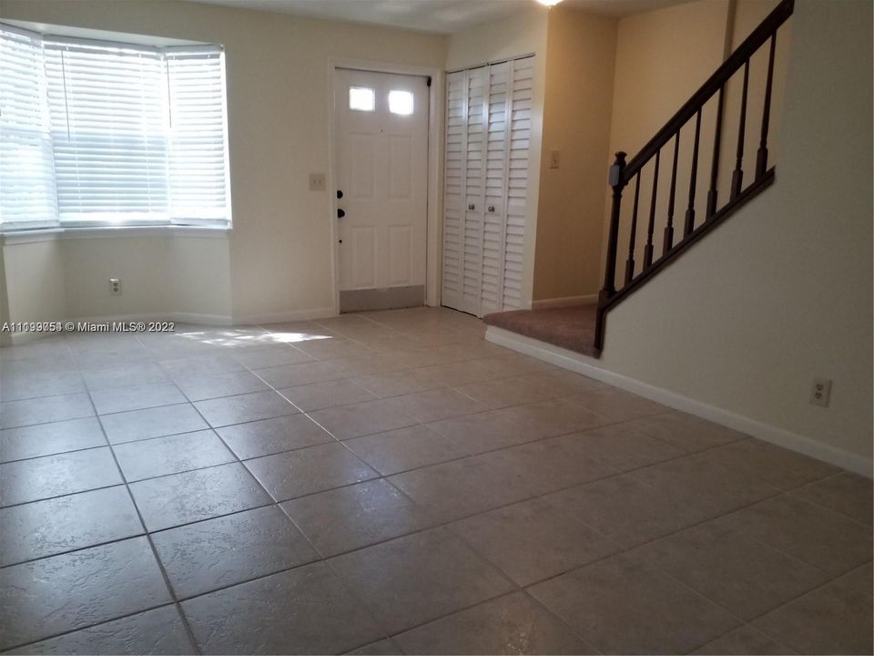 Recently Rented: $1,700 (2 beds, 2 baths, 876 Square Feet)