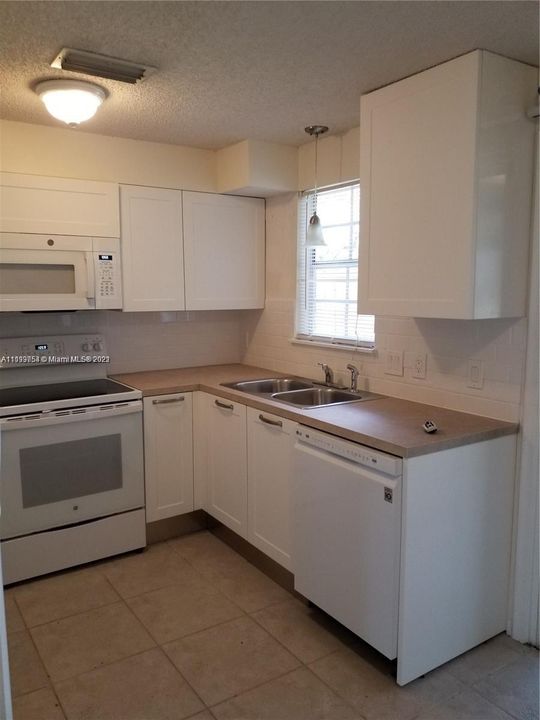 Recently Rented: $1,700 (2 beds, 2 baths, 876 Square Feet)