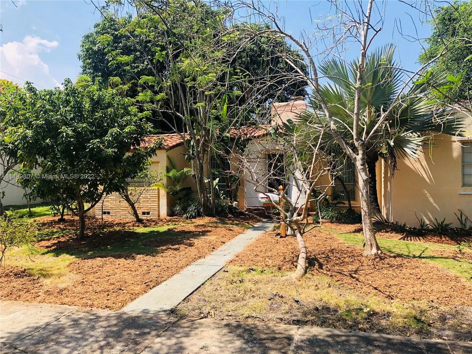 Recently Sold: $750,000 (3 beds, 2 baths, 1376 Square Feet)