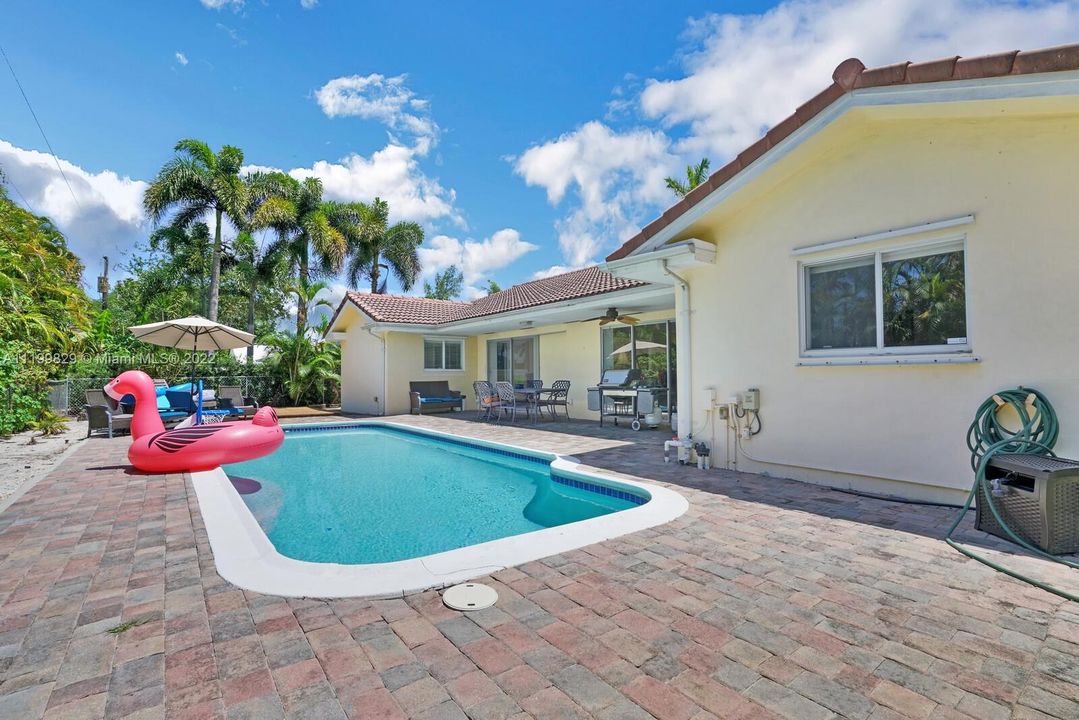 Recently Sold: $1,680,000 (3 beds, 2 baths, 2002 Square Feet)