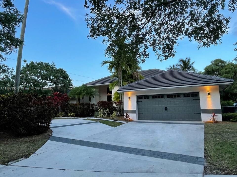 Recently Sold: $999,000 (4 beds, 3 baths, 2571 Square Feet)
