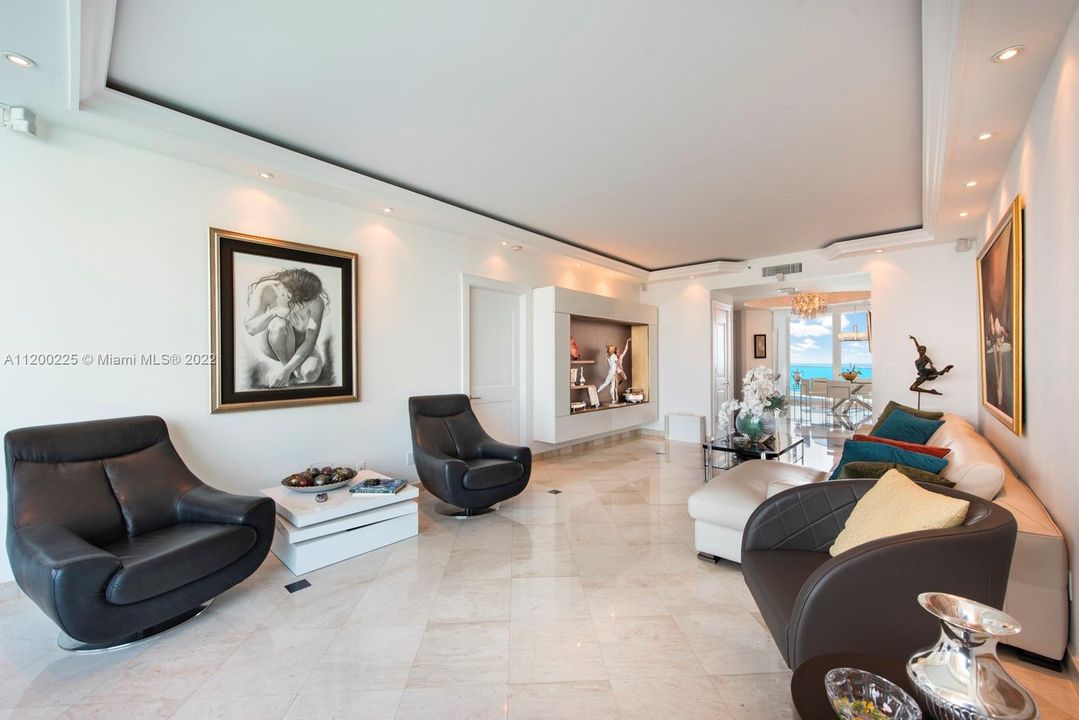 Recently Sold: $2,990,000 (2 beds, 2 baths, 1960 Square Feet)
