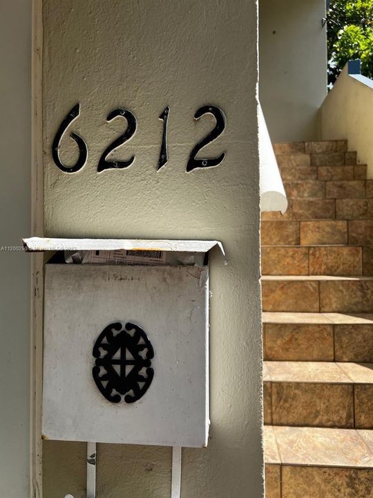 6212 - Entrance upstairs