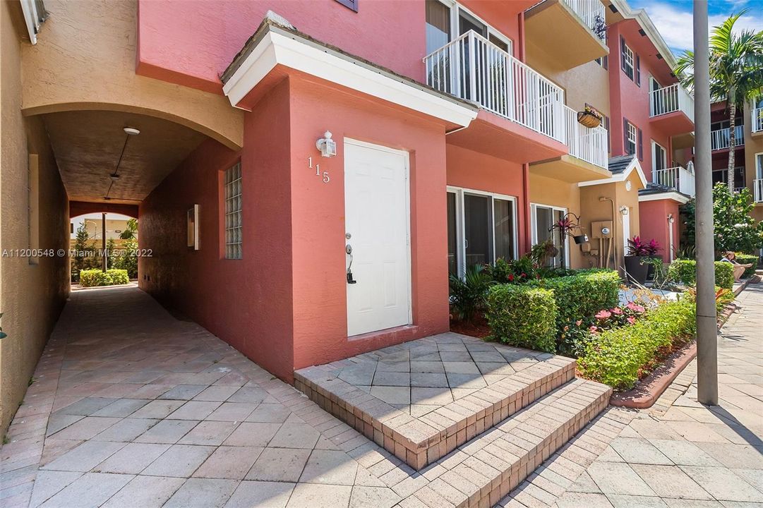 Vendido Recientemente: $644,900 (3 camas, 3 baños, 2294 Pies cuadrados)