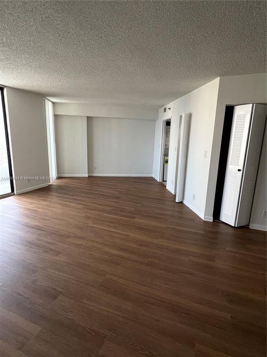 Recently Sold: $370,000 (1 beds, 2 baths, 990 Square Feet)