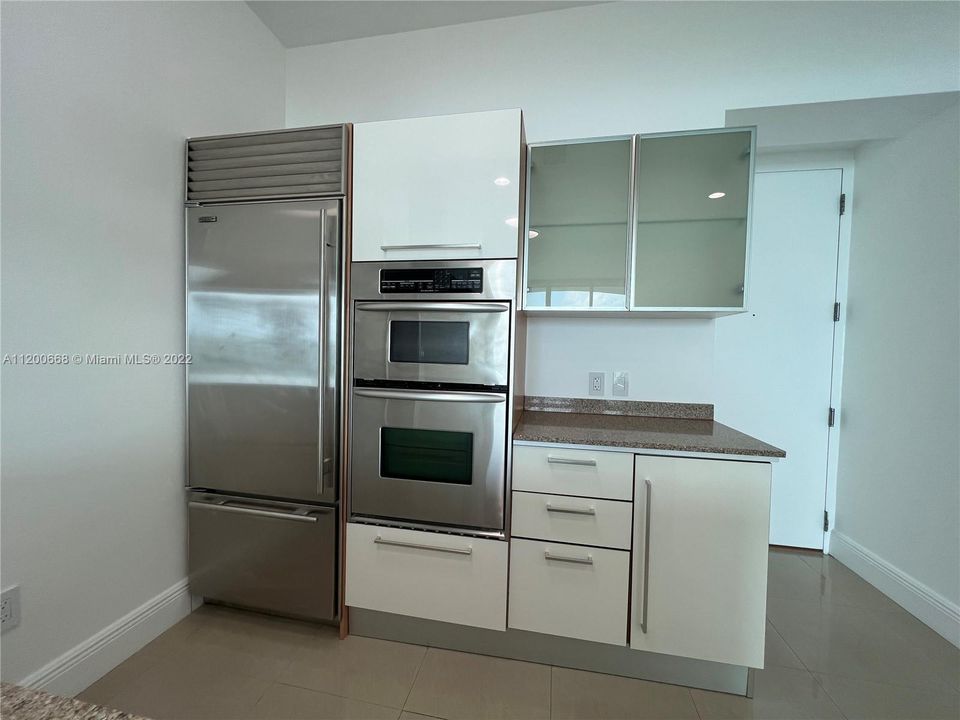 Recently Rented: $3,500 (1 beds, 1 baths, 811 Square Feet)