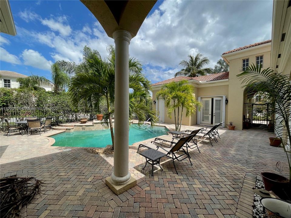 Recently Sold: $999,000 (5 beds, 4 baths, 3466 Square Feet)