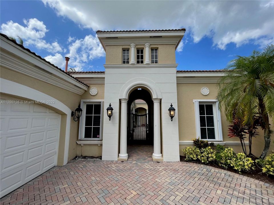 Recently Sold: $999,000 (5 beds, 4 baths, 3466 Square Feet)