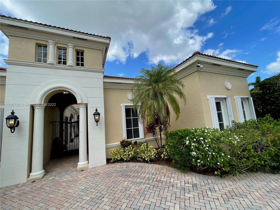 Recently Sold: $999,000 (5 beds, 4 baths, 3466 Square Feet)