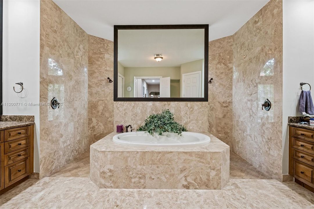 最近售出: $2,199,900 (5 贝兹, 4 浴室, 5070 平方英尺)