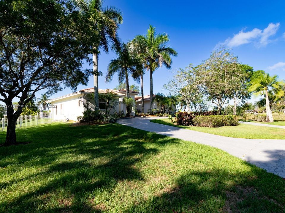 Long Circular Driveway & Side Entrance Garage