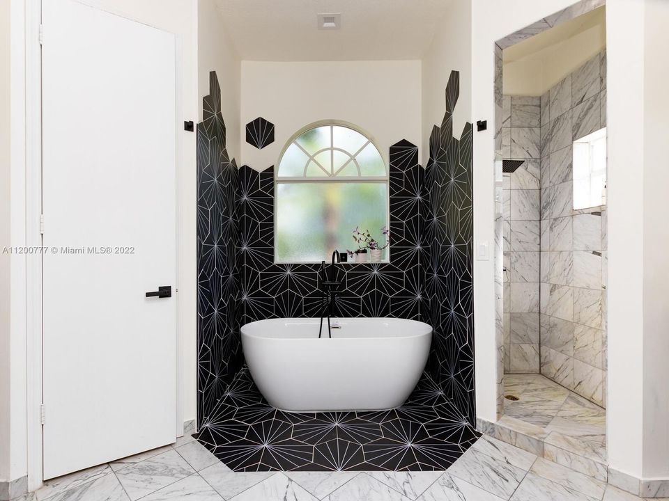 Wow, An Elegant Artistic Bathtub