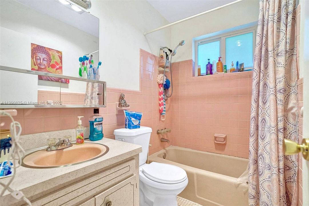 最近售出: $165,000 (2 贝兹, 1 浴室, 574 平方英尺)