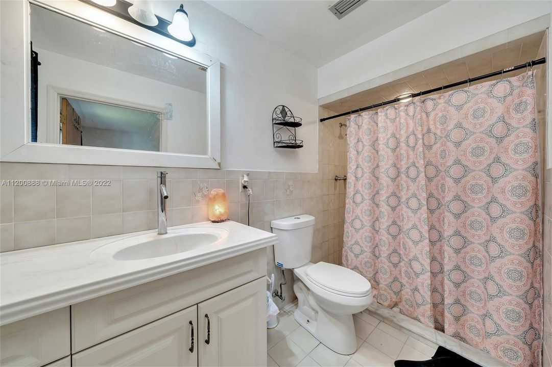 Vendido Recientemente: $385,000 (3 camas, 2 baños, 2029 Pies cuadrados)