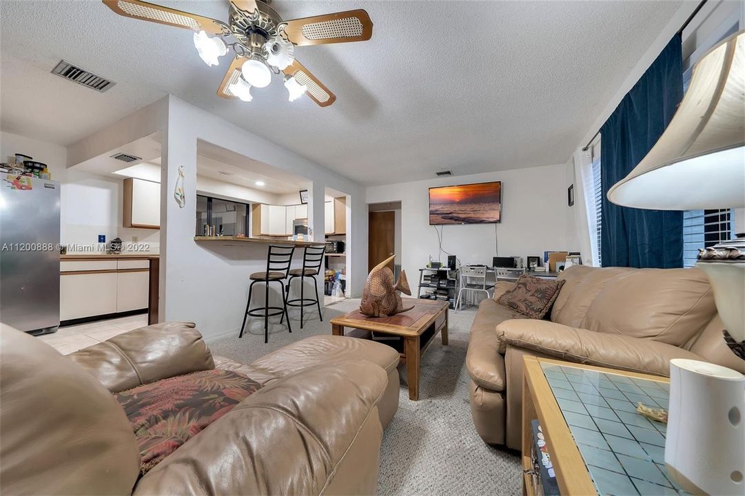 Vendido Recientemente: $385,000 (3 camas, 2 baños, 2029 Pies cuadrados)