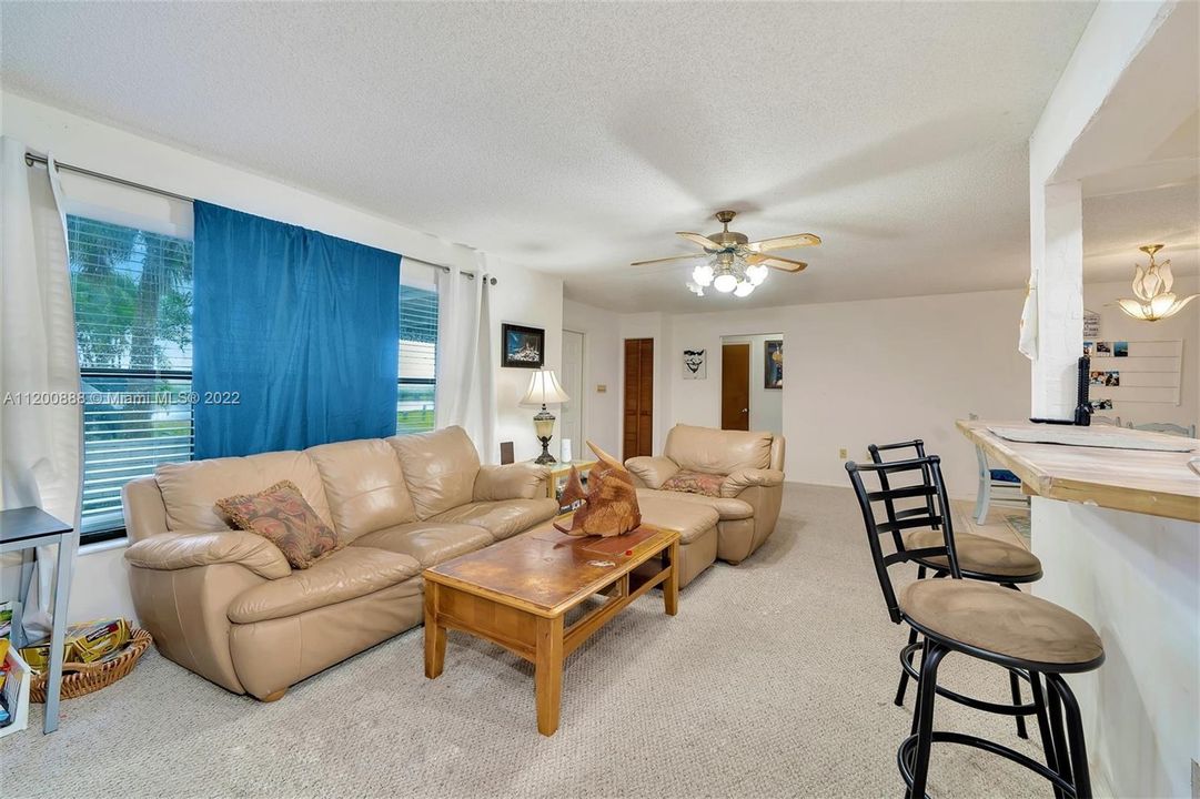 Vendido Recientemente: $385,000 (3 camas, 2 baños, 2029 Pies cuadrados)
