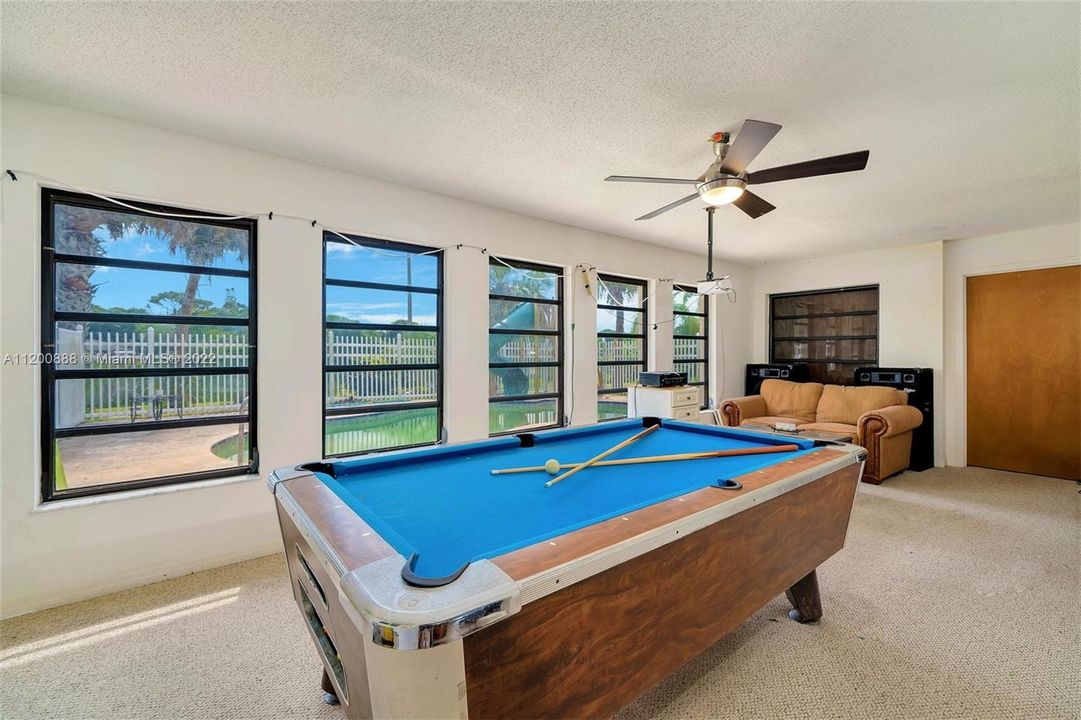 Vendido Recientemente: $385,000 (3 camas, 2 baños, 2029 Pies cuadrados)