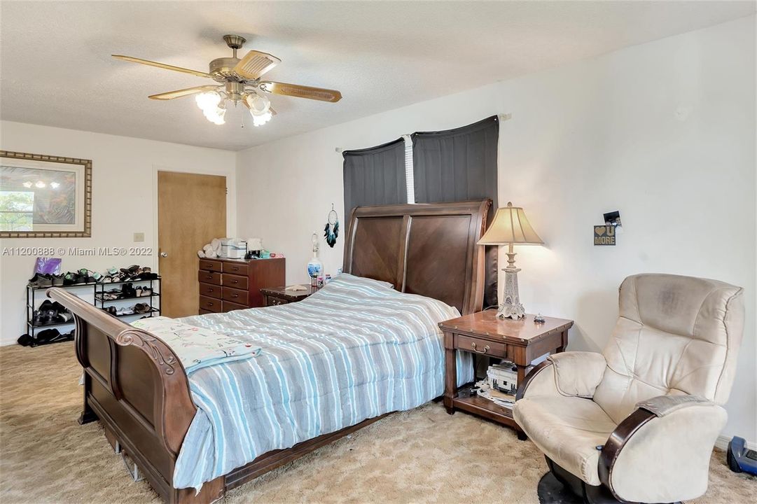 Vendido Recientemente: $385,000 (3 camas, 2 baños, 2029 Pies cuadrados)
