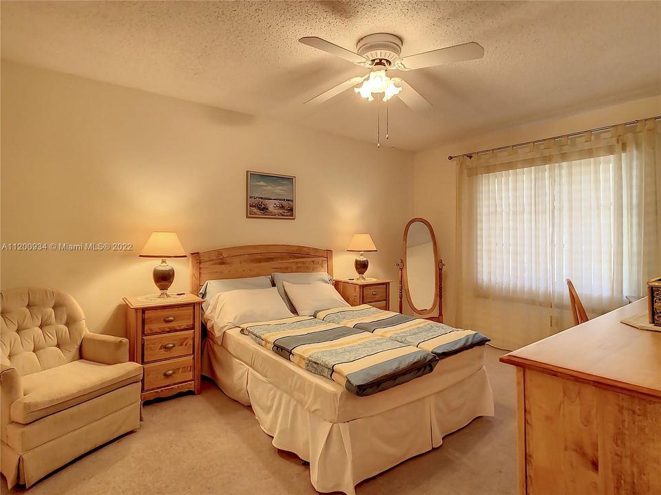Vendido Recientemente: $214,000 (2 camas, 2 baños, 875 Pies cuadrados)