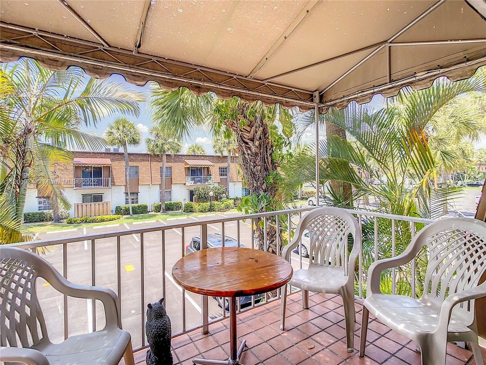 Vendido Recientemente: $214,000 (2 camas, 2 baños, 875 Pies cuadrados)