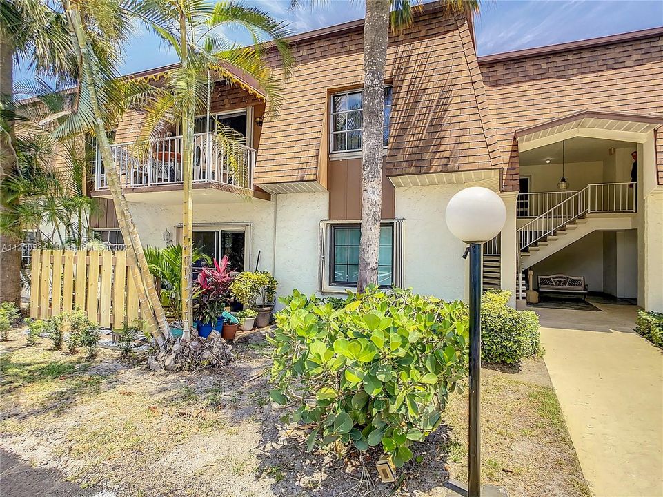 Vendido Recientemente: $214,000 (2 camas, 2 baños, 875 Pies cuadrados)