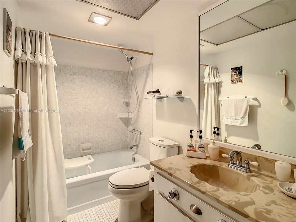 Vendido Recientemente: $214,000 (2 camas, 2 baños, 875 Pies cuadrados)