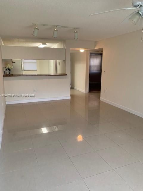 Recently Sold: $215,000 (2 beds, 2 baths, 986 Square Feet)