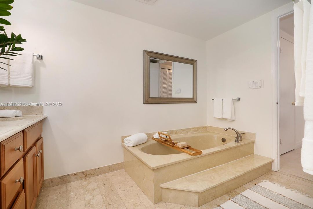最近售出: $699,000 (1 贝兹, 1 浴室, 1404 平方英尺)