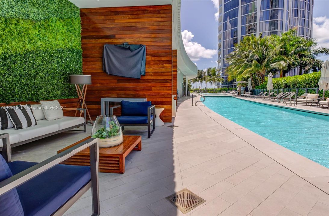 Recently Sold: $3,395,000 (2 beds, 2 baths, 1954 Square Feet)