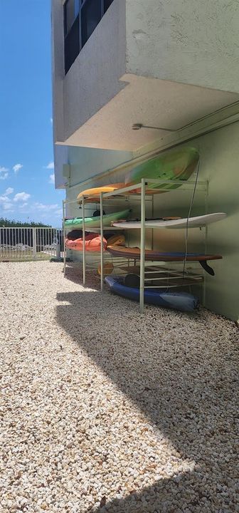 Kayak/paddleboard storage