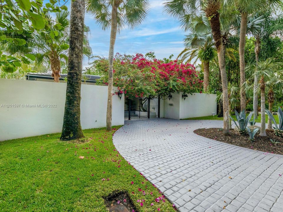 Recently Sold: $3,250,000 (4 beds, 2 baths, 2573 Square Feet)
