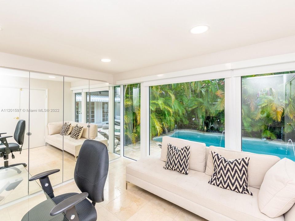 Recently Sold: $3,250,000 (4 beds, 2 baths, 2573 Square Feet)