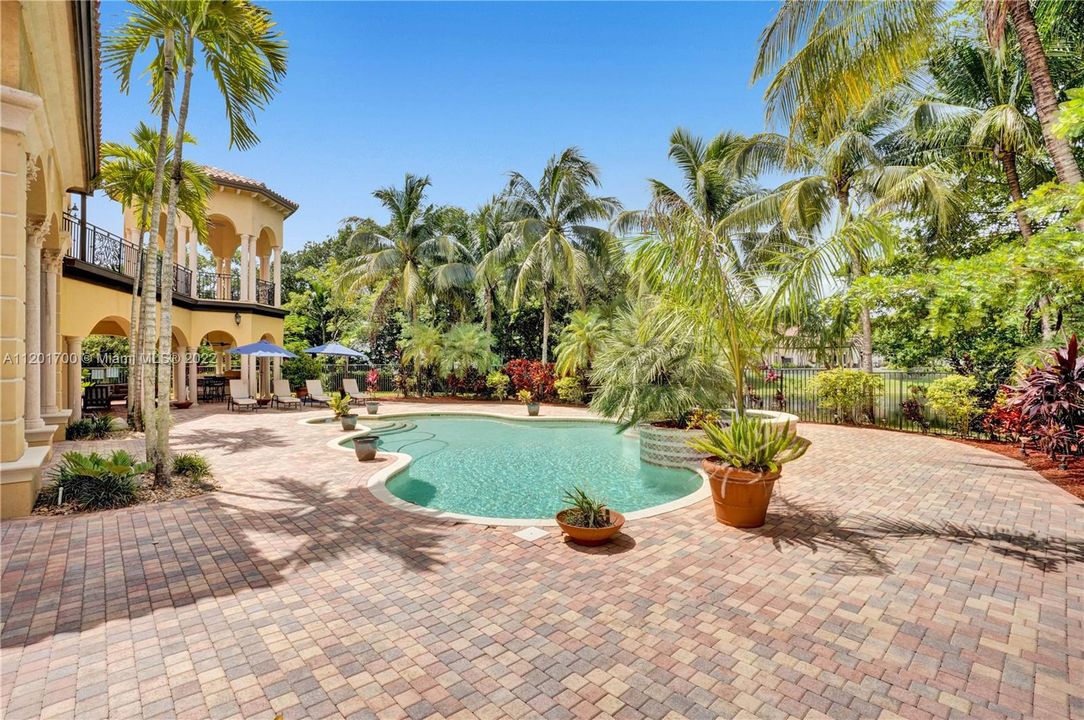 Recently Sold: $4,199,000 (6 beds, 6 baths, 5710 Square Feet)