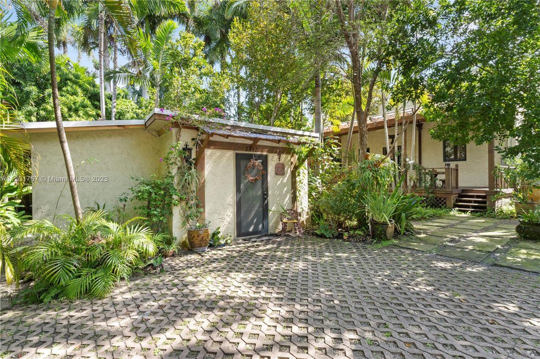 Recently Sold: $1,999,000 (4 beds, 3 baths, 1840 Square Feet)