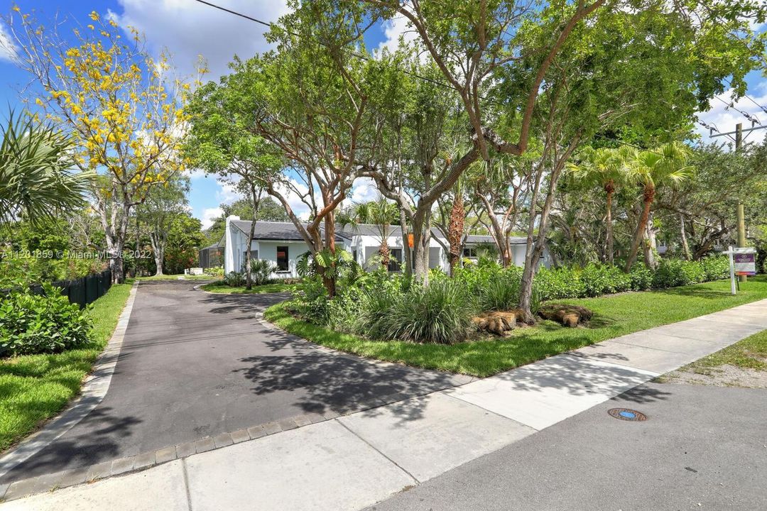 Recently Sold: $2,399,000 (5 beds, 4 baths, 3308 Square Feet)