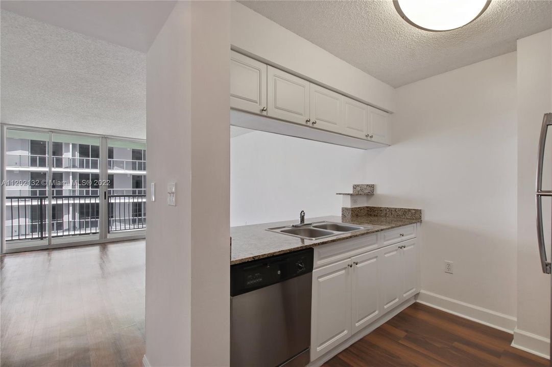 Recently Rented: $2,184 (1 beds, 1 baths, 842 Square Feet)