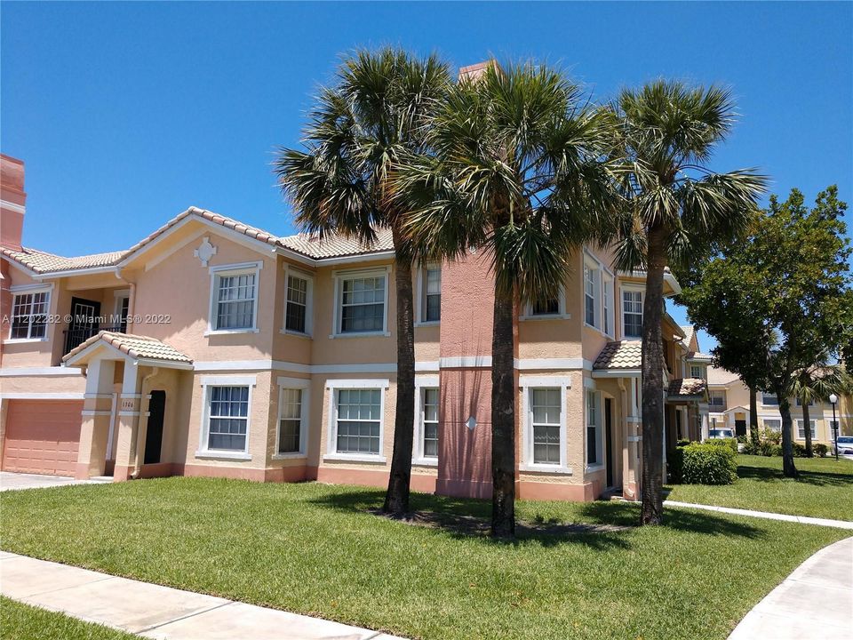 Recently Rented: $1,499 (1 beds, 1 baths, 878 Square Feet)