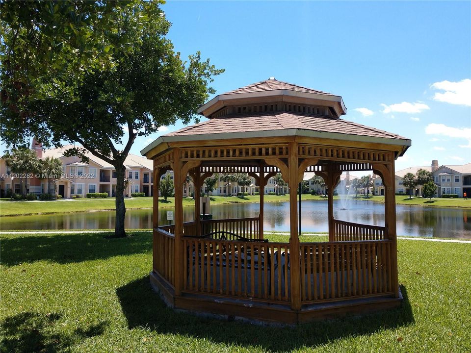 Recently Rented: $1,499 (1 beds, 1 baths, 878 Square Feet)