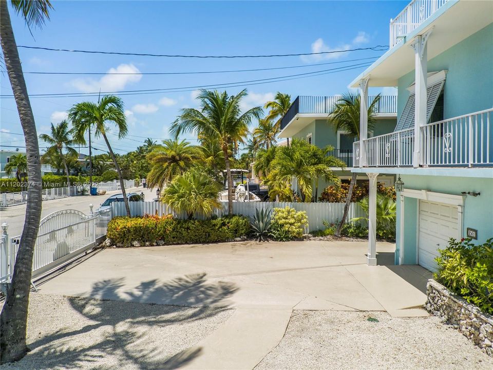 Recently Sold: $2,600,000 (3 beds, 3 baths, 3250 Square Feet)