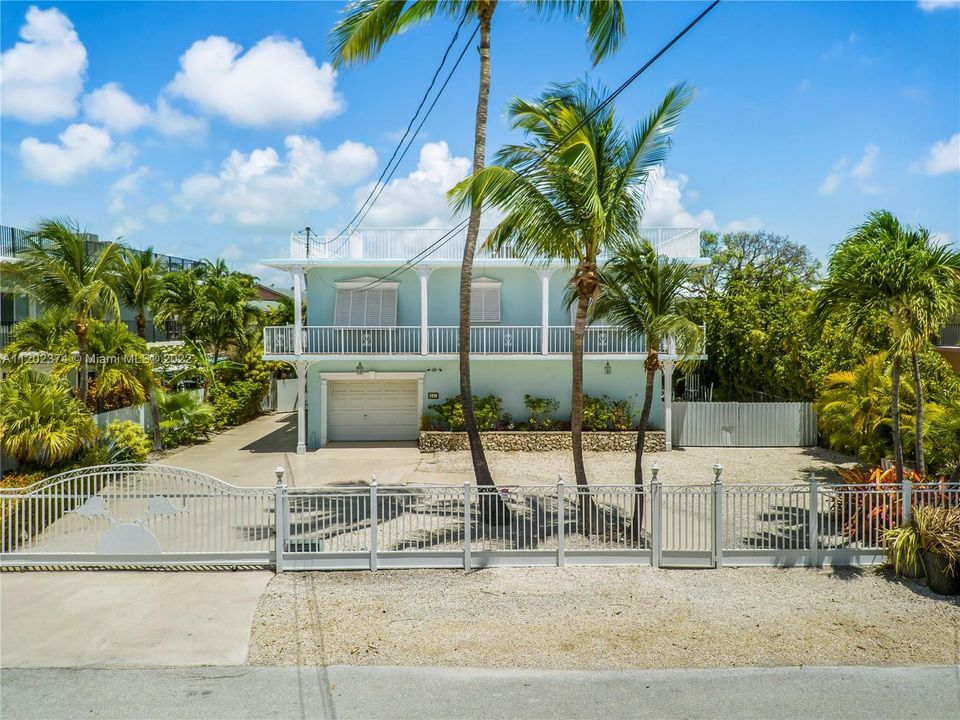 Recently Sold: $2,600,000 (3 beds, 3 baths, 3250 Square Feet)