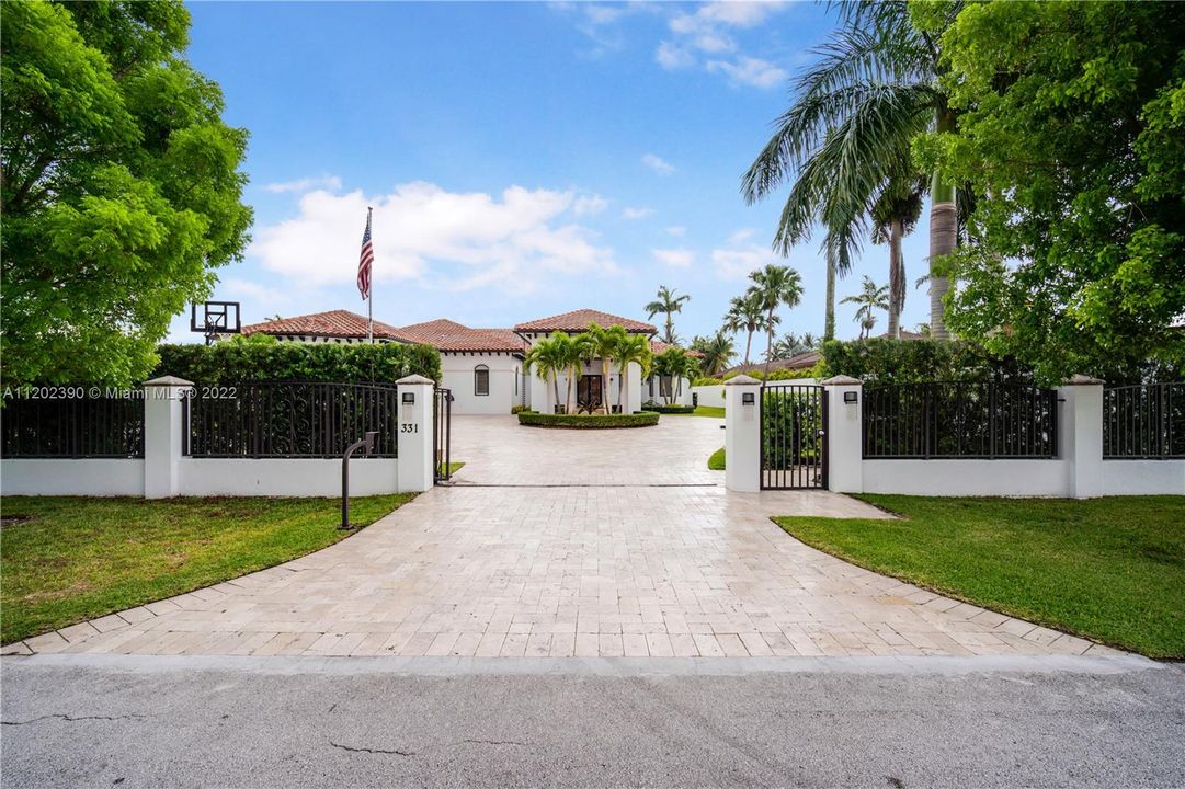 Recently Sold: $2,799,999 (6 beds, 6 baths, 4014 Square Feet)