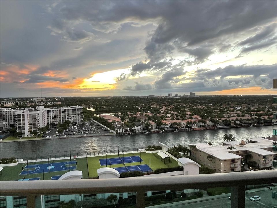 For Rent: $2,950 (1 beds, 1 baths, 835 Square Feet)