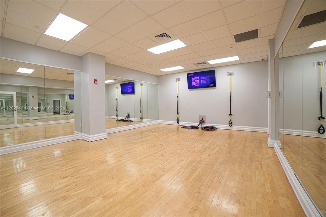 For Rent: $2,950 (1 beds, 1 baths, 835 Square Feet)