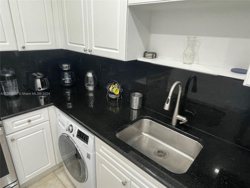 For Rent: $2,950 (1 beds, 1 baths, 835 Square Feet)