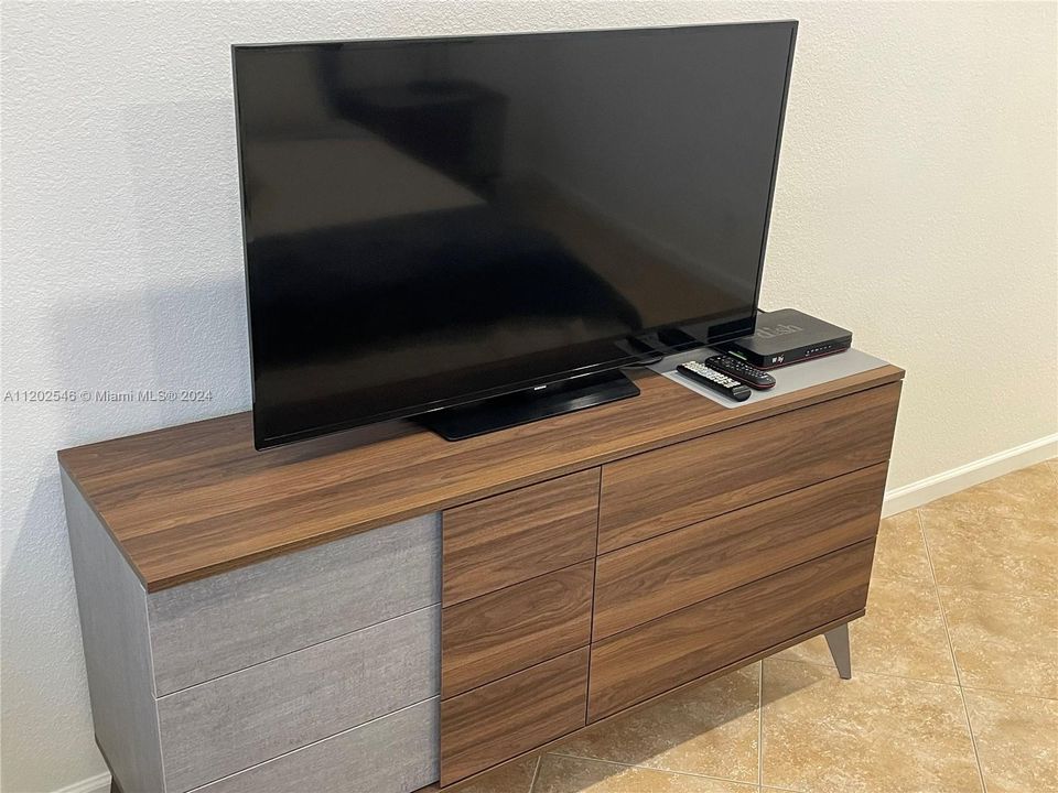 For Rent: $2,950 (1 beds, 1 baths, 835 Square Feet)