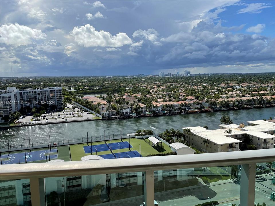 For Rent: $2,950 (1 beds, 1 baths, 835 Square Feet)