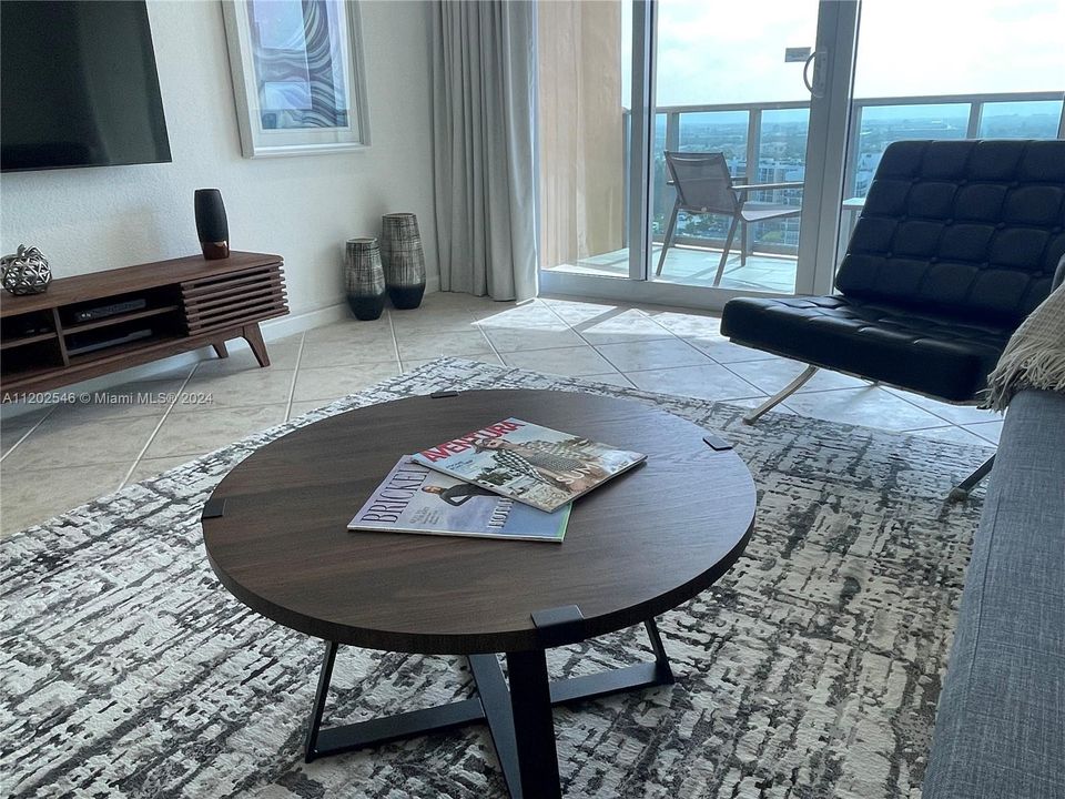 For Rent: $2,950 (1 beds, 1 baths, 835 Square Feet)