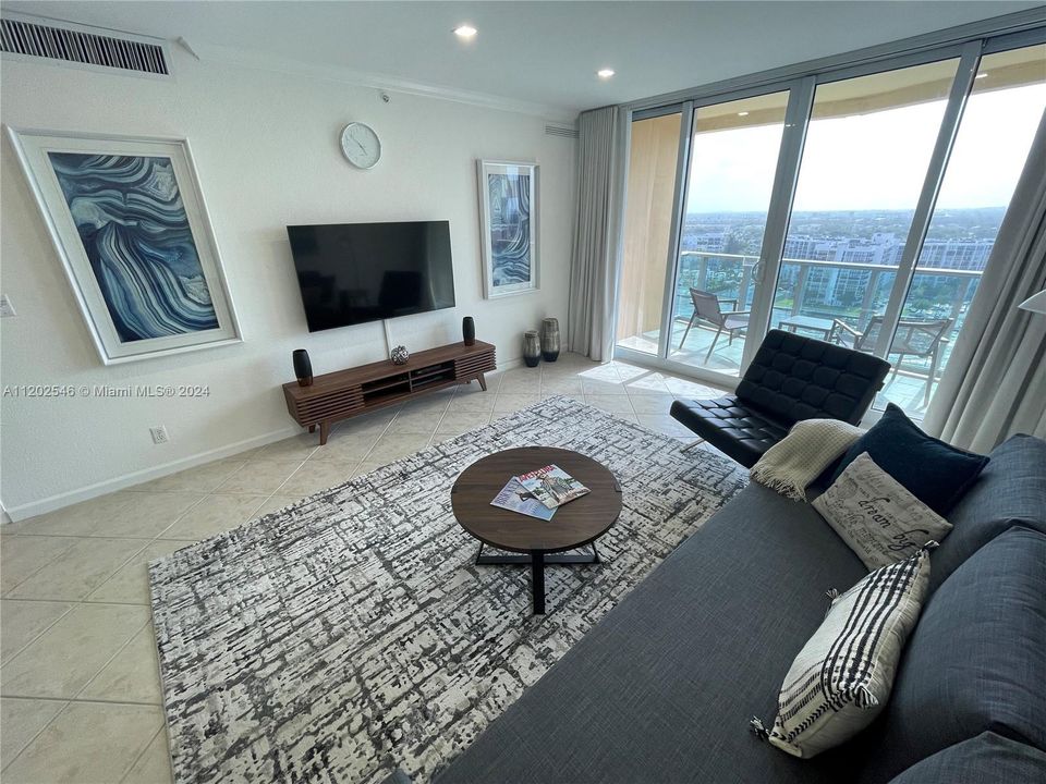 For Rent: $2,950 (1 beds, 1 baths, 835 Square Feet)